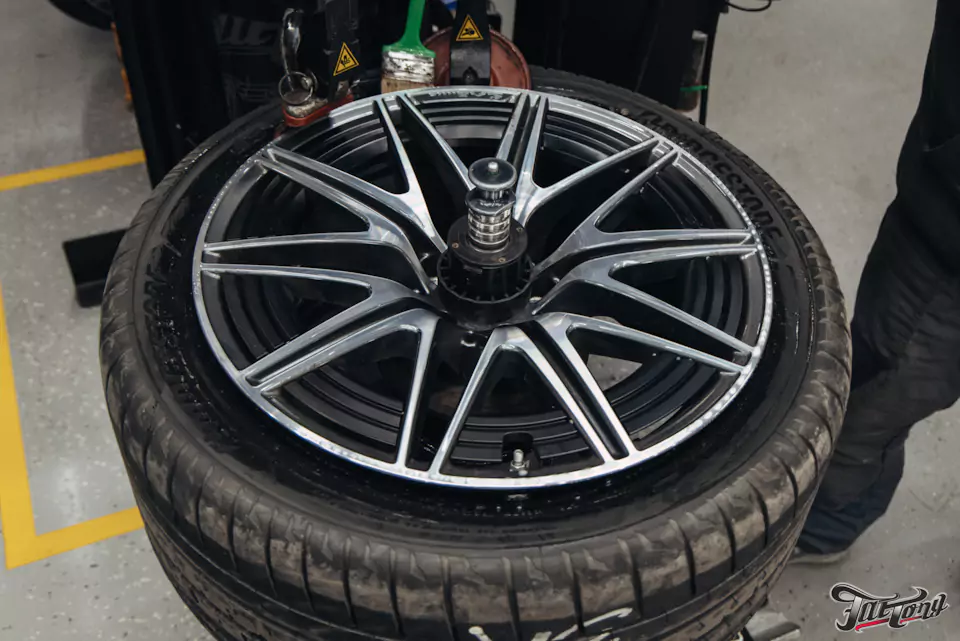 Фирменный шиномонтаж с адаптацией и балансировкой на стендах Hunter для Mercedes GLC 43 AMG